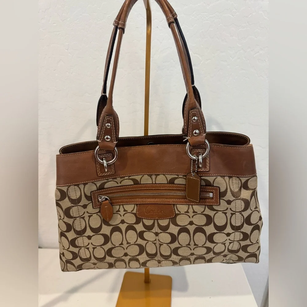 Coach Penelope Tan and Brown Signature Shoulder Bag
No l1059-F15533 - Picture 1 of 4
